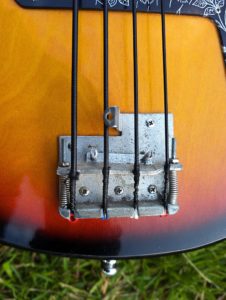 studio-la-boite-a-meuh-teisco-tulip-eb110-chevalet