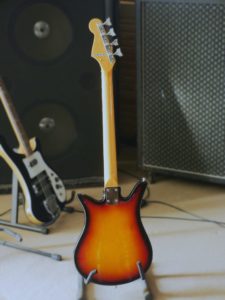 studio-la-boite-a-meuh-teisco-tulip-eb110-dos