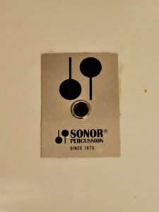 studio-la-boite-a-meuh-grosse-caisse-fanfare-sonor-phonic-badge
