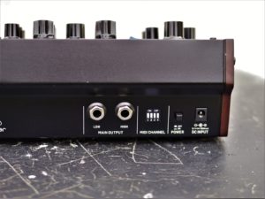 studio-la-boite-a-meuh-behringer-model-d-arrière
