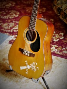 studio-la-boite-a-meuh-guitare-bouzouki-caisse