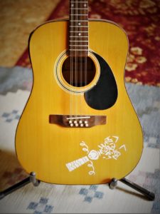 studio-la-boite-a-meuh-guitare-bouzouki-caisse