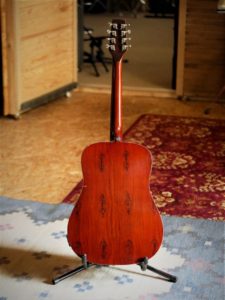 studio-la-boite-a-meuh-guitare-bouzouki-dos
