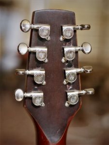 studio-la-boite-a-meuh-guitare-bouzouki-tete-derriere