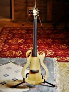 studio-la-boite-a-meuh-guitare-gougi-fretless