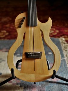 studio-la-boite-a-meuh-guitare-gougi-fretless