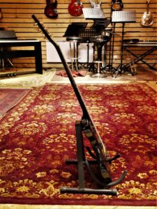 studio-la-boite-a-meuh-aria-pro-II-CS-black-&-gold