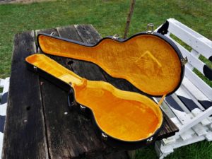 studio-la-boite-a-meuh-étui-guitare-vintage