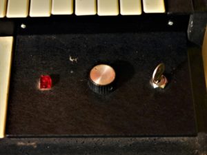 studio-la-boite-a-meuh-orgue-hammond-l100p-clé-démarrage-et-bouton-réverb