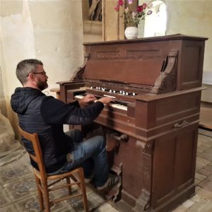 studio-la-boite-a-meuh-enregistrement-dans-l'eglise-harmonium