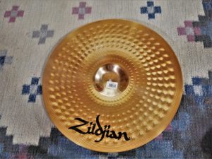 studio-la-boite-a-meuh-zildjian-zxt-medium-thin-crash-18-dessous