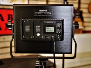 studio-la-boite-a-meuh-panneaux-led-video-Neewer-derrière