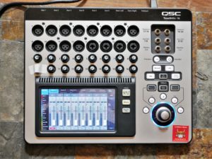 studio-la-boite-a-meuh-sono-repetition-qsc-touchmix16-dessus