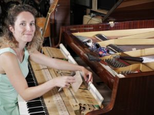 studio-la-boite-a-meuh-baila-lichtlin-accordeuse-de-piano