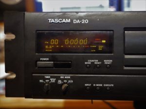 studio-la-boite-a-meuh-dat-tascam-da20-afficheur