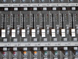 studio-la-boite-a-meuh-mackie-onyx-2480-detail-faders-entrees-stereo