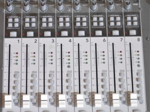 studio-la-boite-a-meuh-mackie-onyx-2480-detail-faders-entres-micro