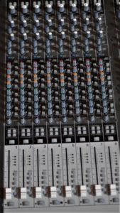 studio-la-boite-a-meuh-mackie-onyx-2480-entrees-micro