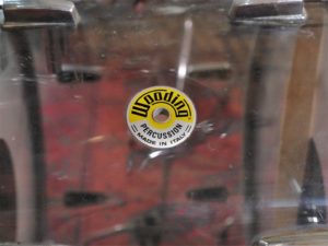 studio-la-boite-a-meuh-Wooding-vitroplast-grosse-caisse-badge-event