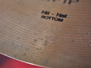 studio-la-boite-a-meuh-cymbales-ufip-charleston-bottom-poincon