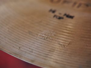studio-la-boite-a-meuh-cymbales-ufip-charleston-top-poincon