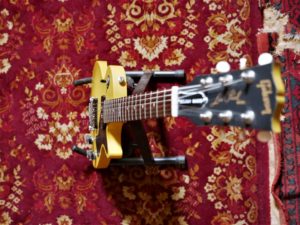 studio-la-boite-a-meuh-gibson-les-paul-melody-maker-120th-dessus