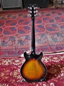 studio-la-boite-a-meuh-ibanez-am50-derriere