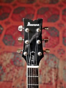 studio-la-boite-a-meuh-ibanez-am50-tete-face