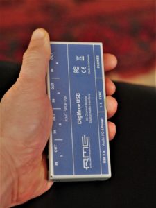 studio-la-boite-a-meuh-digiface-usb-dans-la-main