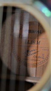 studio-la-boite-a-meuh-yamaha-LL16M-etiquette