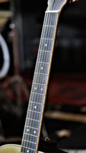 studio-la-boite-a-meuh-yamaha-LL16M-manche-face