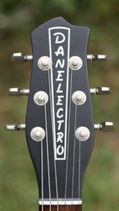 studio-la-boite-a-meuh-danelectro59-tete-face