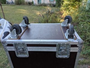 studio-la-boite-a-meuh-flight-case-ampeg-svt810-capot-roues-et-fermoirs