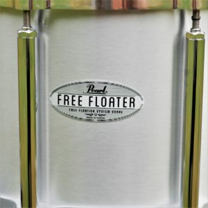 studio-la-boite-a-meuh-pearl-free-floating-aluminium-14x8-badge
