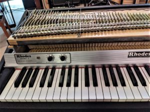 studio-la-boite-a-meuh-rhodes-mark-I-capot-ouvert