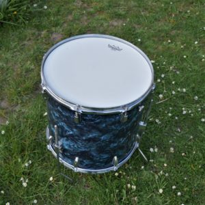 studio-la-boite-a-meuh-peaux-neuves-frappe-tom-basse-japson