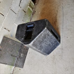 Pas d’envoi vu les dimensions et le poids. Liste du matériel d’occasion du studio à vendre ici.