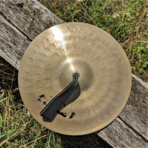 studio-la-boite-a-meuh-cymbales-frappees-ufip-1 dessus