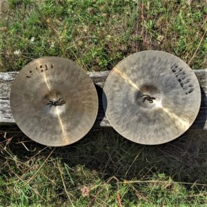 studio-la-boite-a-meuh-cymbales-frappees-ufip-dessous