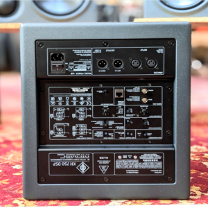 studio-la-boite-a-meuh-monitoring-neumann-sub-kh750-arriere
