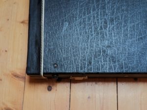 flight-case-stratocaster-pied-manquant-1