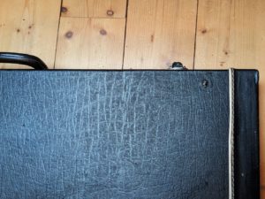 flight-case-stratocaster-pied-manquant-2