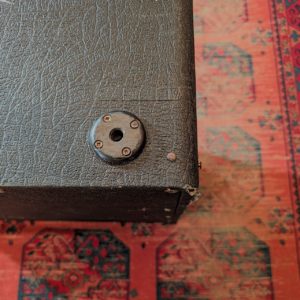 studio-la-boite-a-meuh-baffle-marshall-coin-manquant-dessous